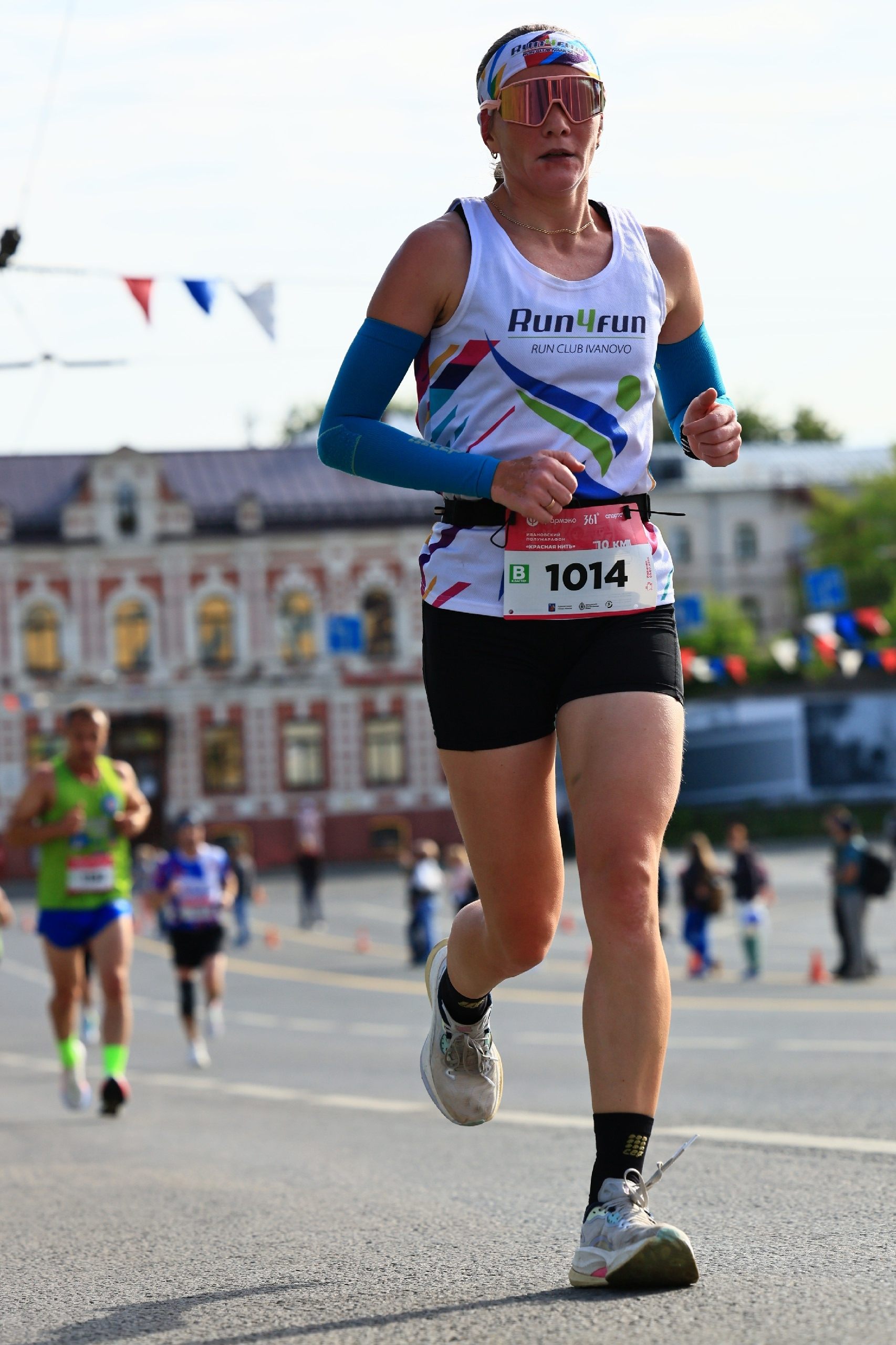 Елена Травина на беговой дистанции в форме клуба RUN4FUN